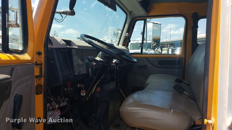 image for item EU9882 1995 International 4900 digger derrick truck