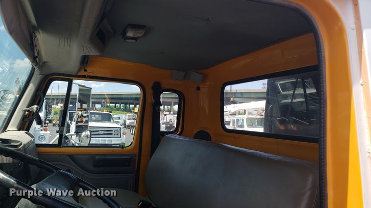 image for item EU9882 1995 International 4900 digger derrick truck