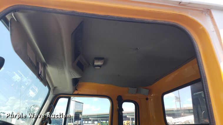 image for item EU9882 1995 International 4900 digger derrick truck