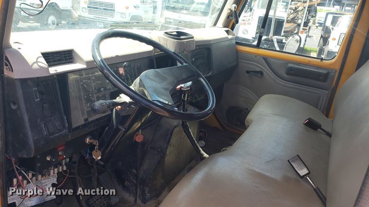 image for item EU9882 1995 International 4900 digger derrick truck