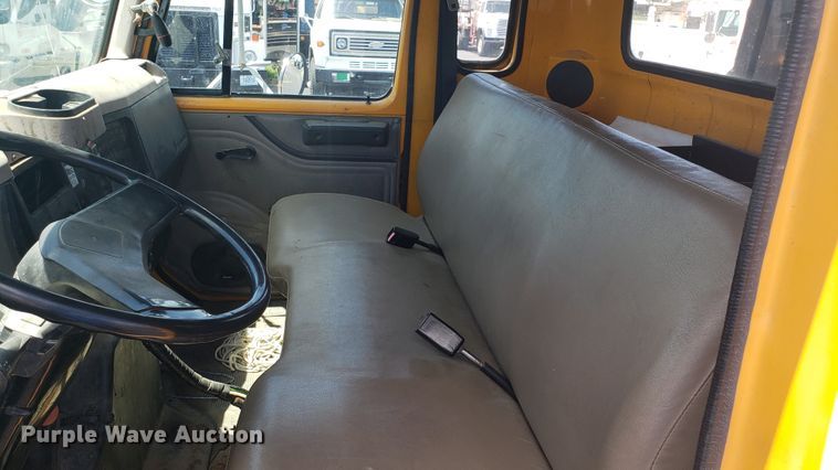 image for item EU9882 1995 International 4900 digger derrick truck