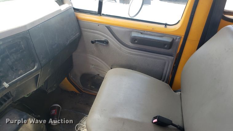 image for item EU9882 1995 International 4900 digger derrick truck