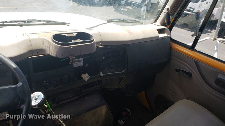 image for item EU9882 1995 International 4900 digger derrick truck