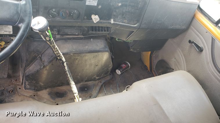 image for item EU9882 1995 International 4900 digger derrick truck