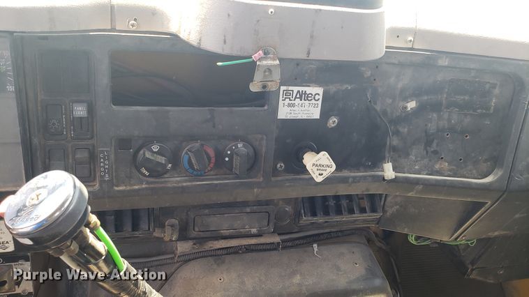 image for item EU9882 1995 International 4900 digger derrick truck