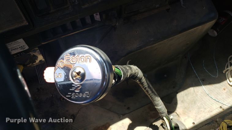 image for item EU9882 1995 International 4900 digger derrick truck