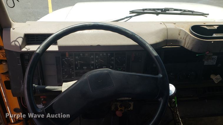 image for item EU9882 1995 International 4900 digger derrick truck