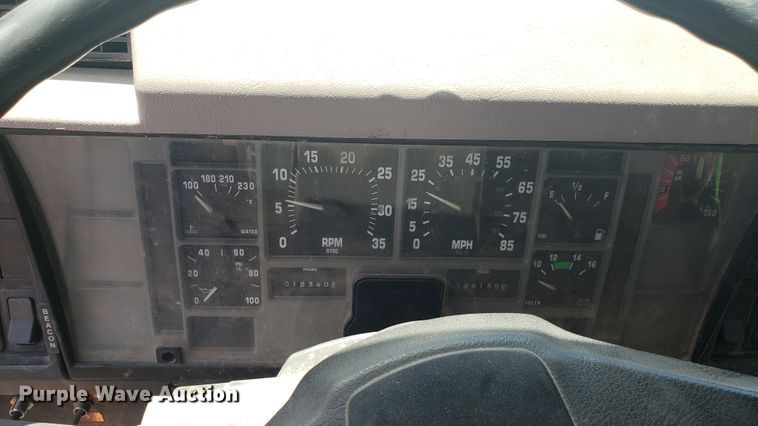 image for item EU9882 1995 International 4900 digger derrick truck