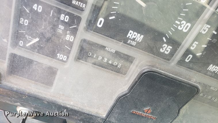 image for item EU9882 1995 International 4900 digger derrick truck