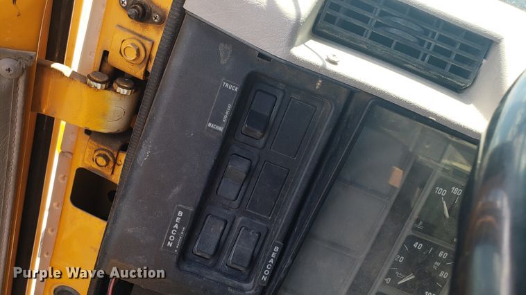 image for item EU9882 1995 International 4900 digger derrick truck