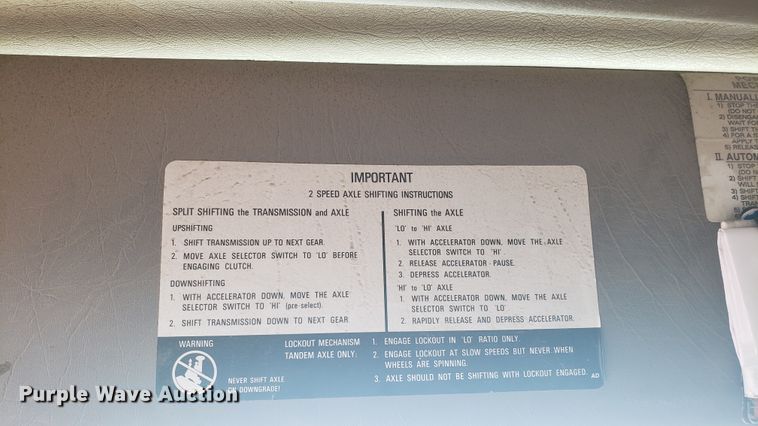 image for item EU9882 1995 International 4900 digger derrick truck