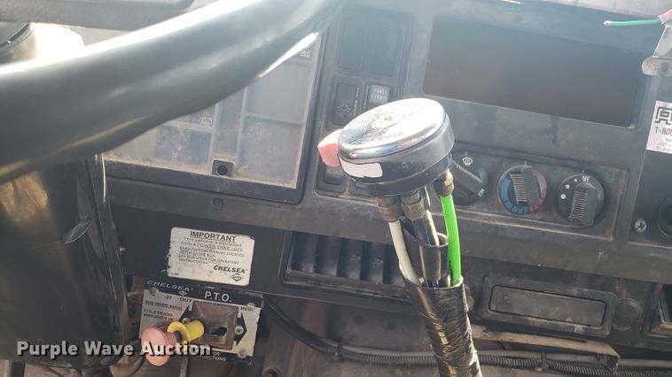 image for item EU9882 1995 International 4900 digger derrick truck