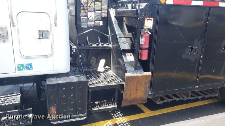 image for item EU9882 1995 International 4900 digger derrick truck