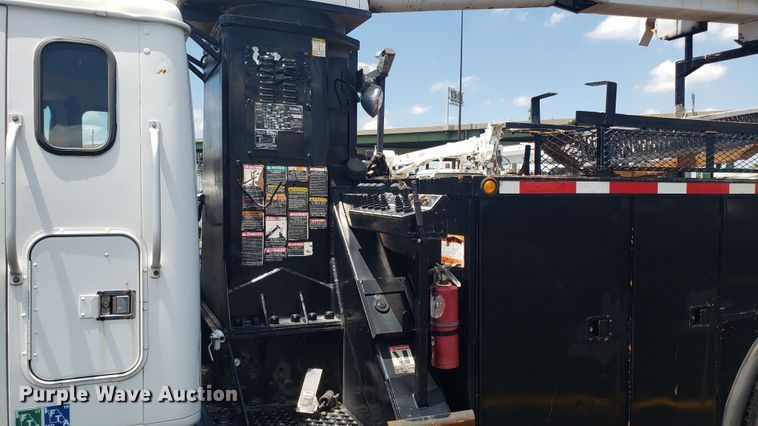 image for item EU9882 1995 International 4900 digger derrick truck