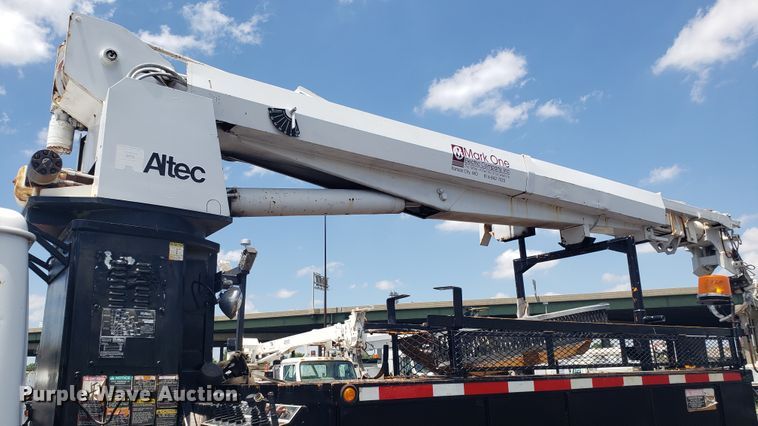 image for item EU9882 1995 International 4900 digger derrick truck