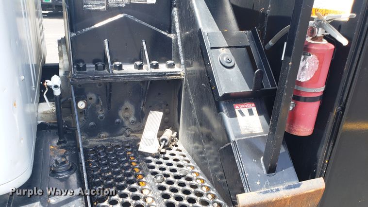 image for item EU9882 1995 International 4900 digger derrick truck