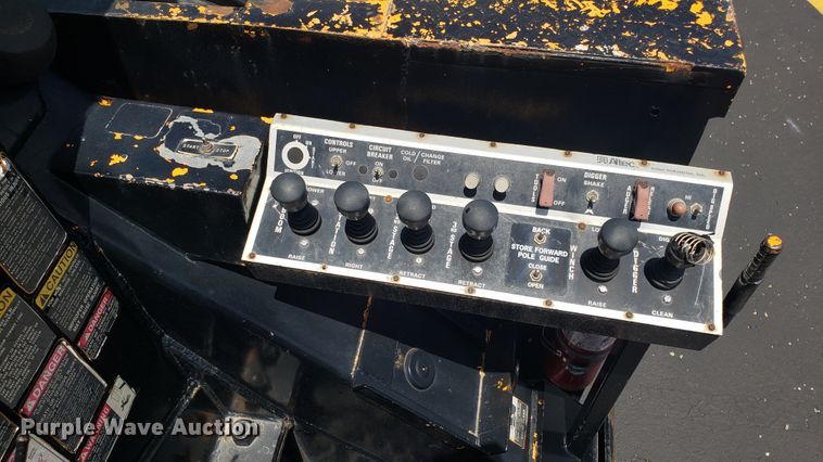 image for item EU9882 1995 International 4900 digger derrick truck