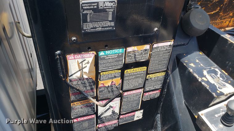 image for item EU9882 1995 International 4900 digger derrick truck