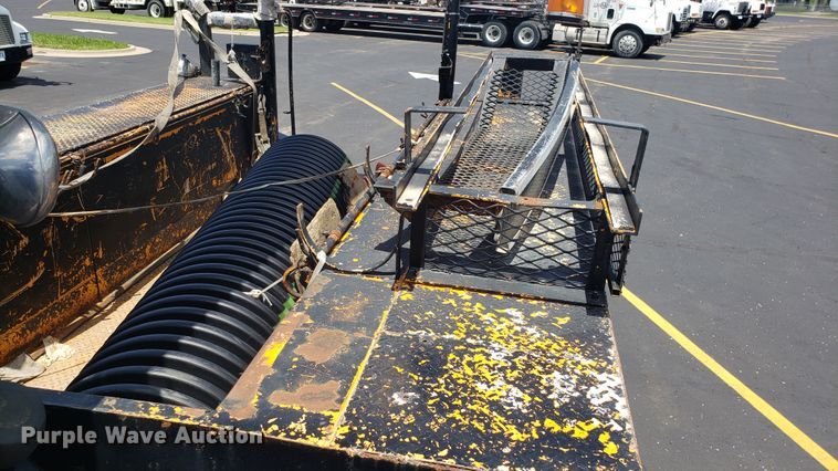 image for item EU9882 1995 International 4900 digger derrick truck