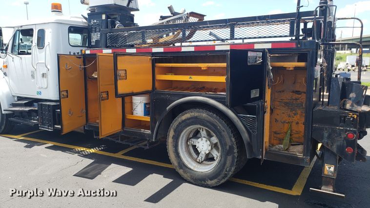 image for item EU9882 1995 International 4900 digger derrick truck