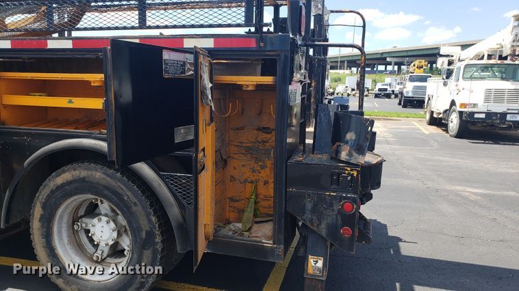 image for item EU9882 1995 International 4900 digger derrick truck