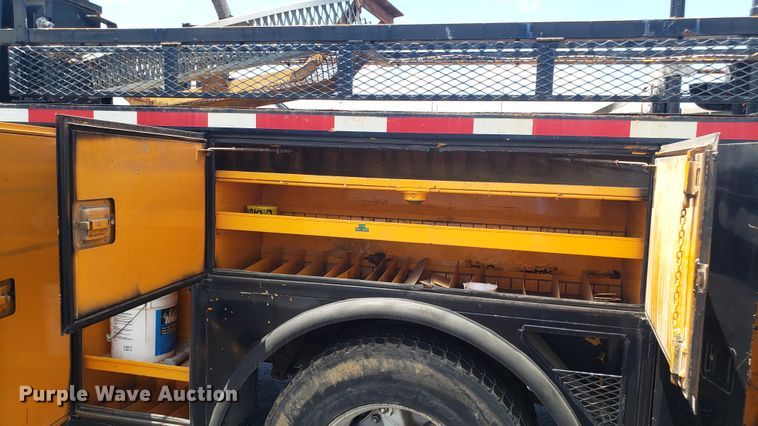 image for item EU9882 1995 International 4900 digger derrick truck