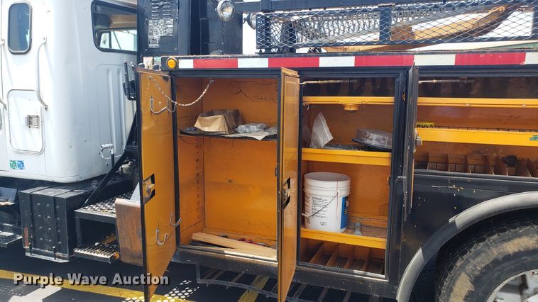 image for item EU9882 1995 International 4900 digger derrick truck