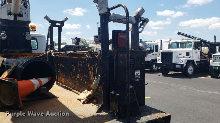 image for item EU9882 1995 International 4900 digger derrick truck