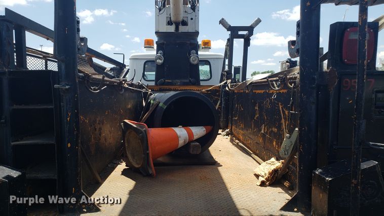 image for item EU9882 1995 International 4900 digger derrick truck