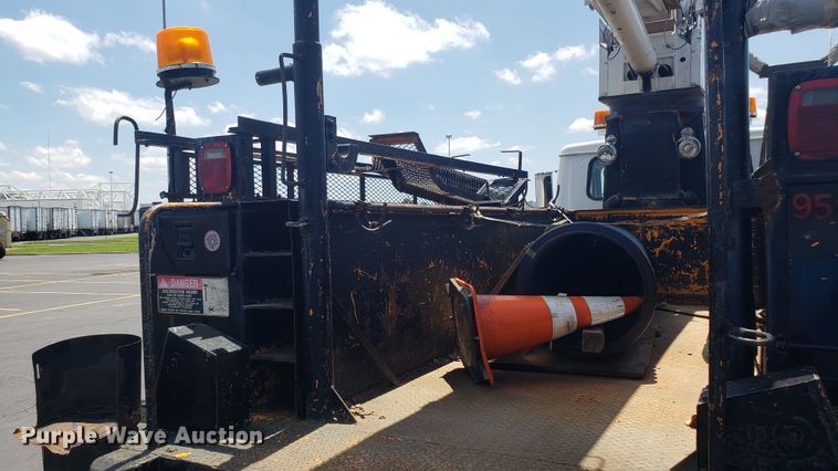 image for item EU9882 1995 International 4900 digger derrick truck