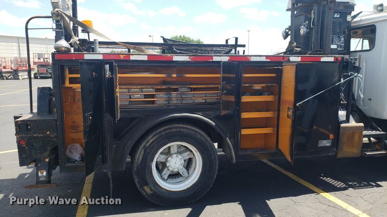 image for item EU9882 1995 International 4900 digger derrick truck