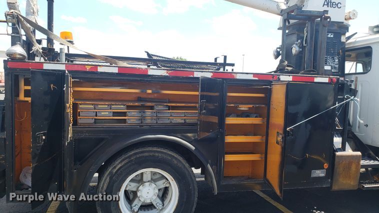 image for item EU9882 1995 International 4900 digger derrick truck