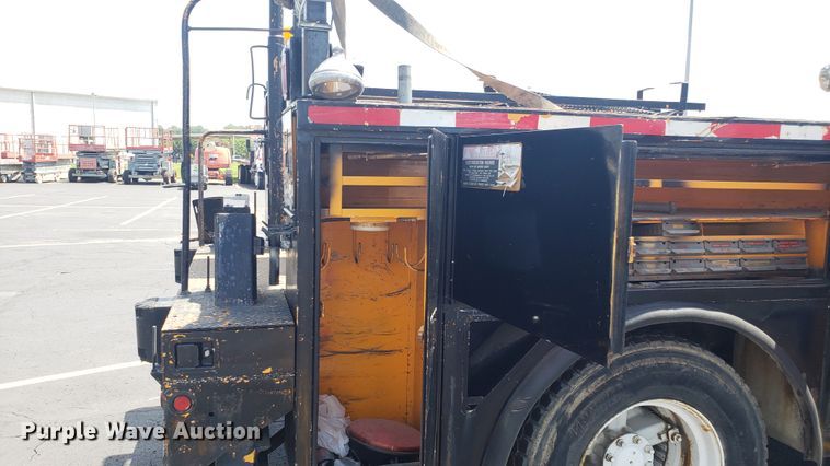 image for item EU9882 1995 International 4900 digger derrick truck