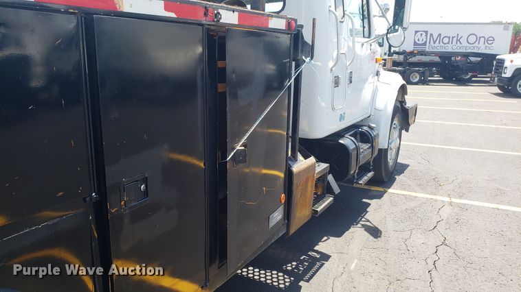 image for item EU9882 1995 International 4900 digger derrick truck