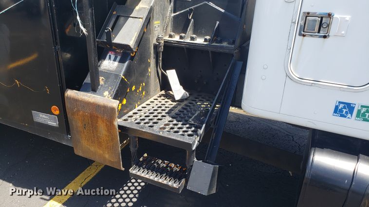 image for item EU9882 1995 International 4900 digger derrick truck