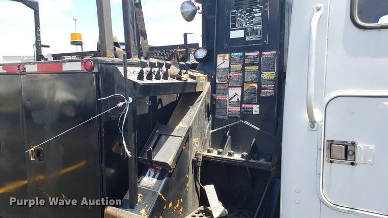 image for item EU9882 1995 International 4900 digger derrick truck