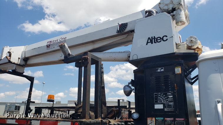 image for item EU9882 1995 International 4900 digger derrick truck