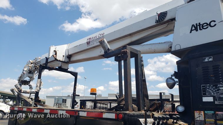 image for item EU9882 1995 International 4900 digger derrick truck