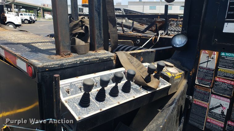 image for item EU9882 1995 International 4900 digger derrick truck