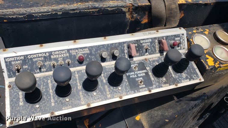 image for item EU9882 1995 International 4900 digger derrick truck