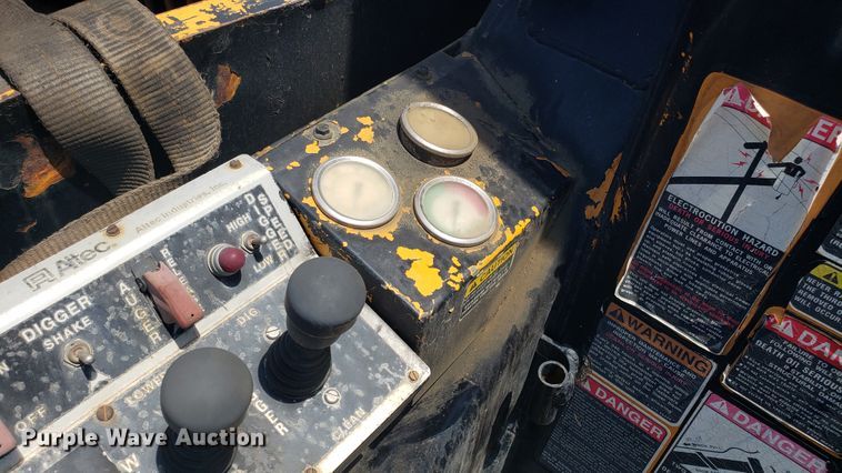 image for item EU9882 1995 International 4900 digger derrick truck