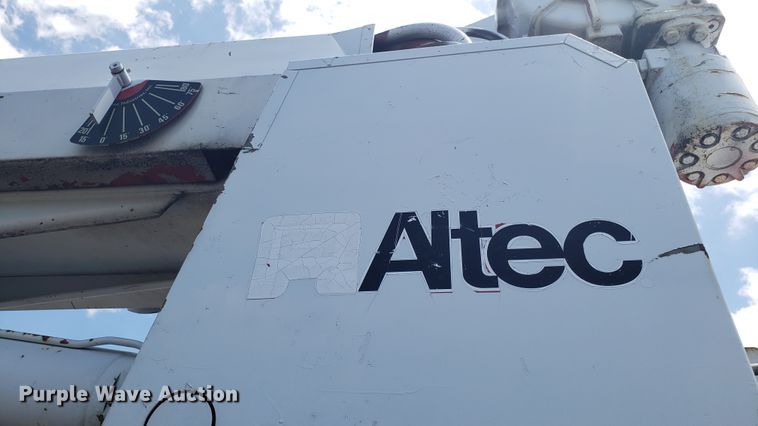 image for item EU9882 1995 International 4900 digger derrick truck