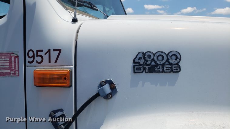 image for item EU9882 1995 International 4900 digger derrick truck