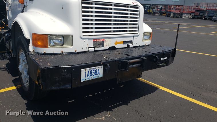 image for item EU9882 1995 International 4900 digger derrick truck