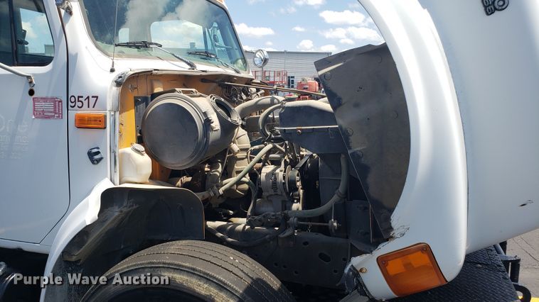 image for item EU9882 1995 International 4900 digger derrick truck