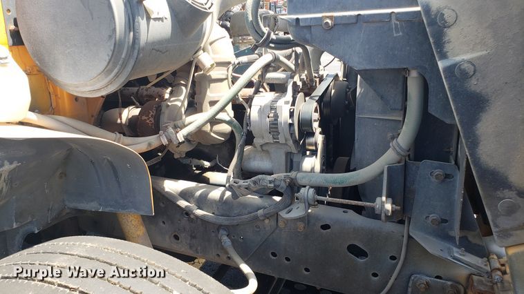 image for item EU9882 1995 International 4900 digger derrick truck