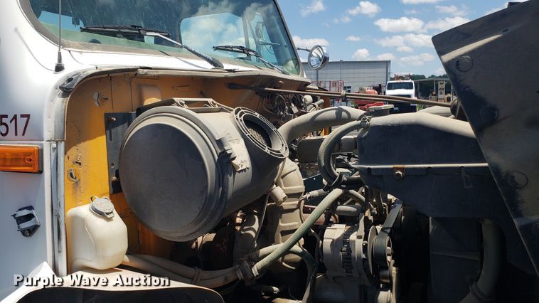 image for item EU9882 1995 International 4900 digger derrick truck