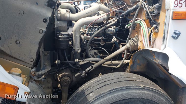 image for item EU9882 1995 International 4900 digger derrick truck