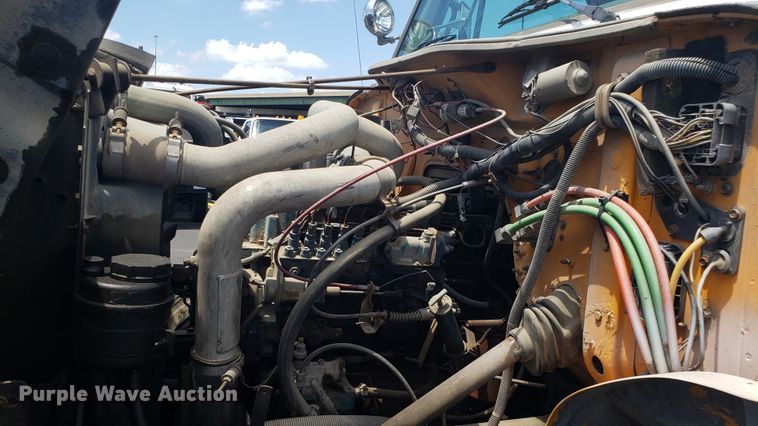 image for item EU9882 1995 International 4900 digger derrick truck