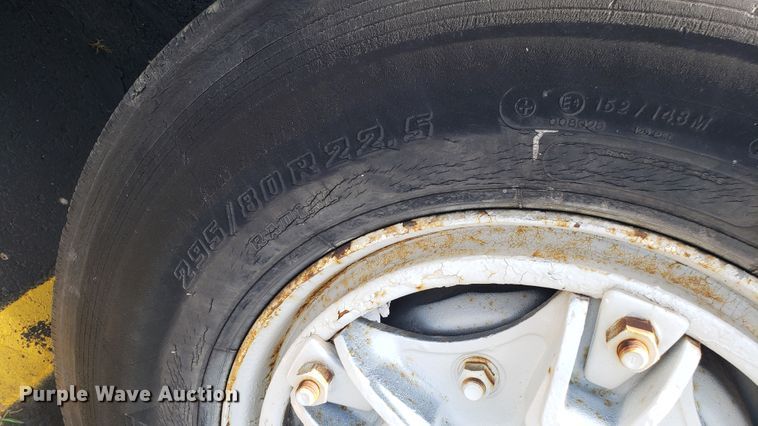 image for item EU9882 1995 International 4900 digger derrick truck